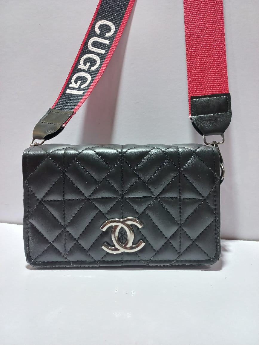 Elegant Quilted Black Handbag with Branded Strap with Guchi brand logo